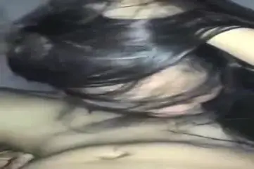 Cewek Cantik Isap Batang Pria Sambil Dijambak